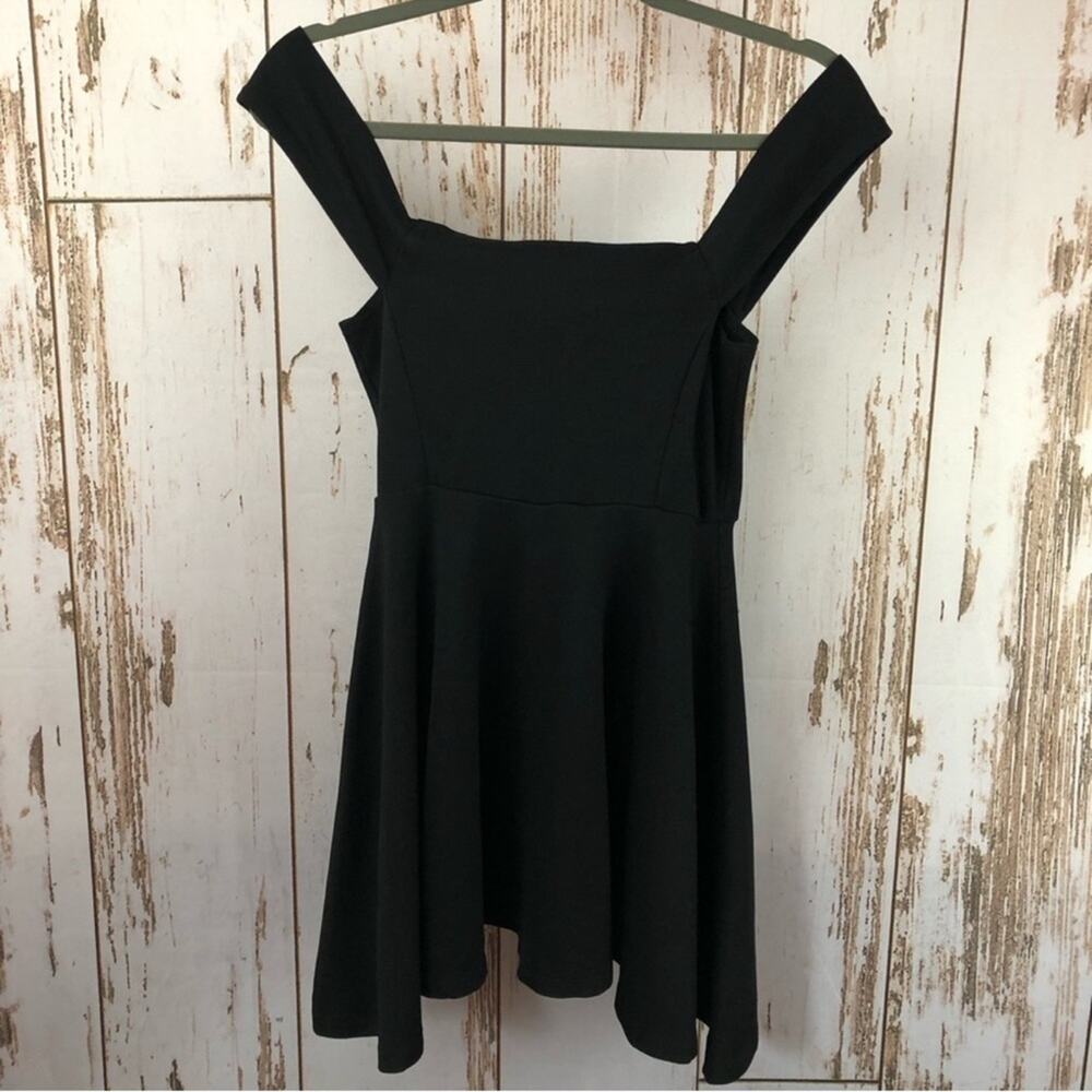 Windsor Off the Shoulder Skater Dress, Medium. In excellent condition!
